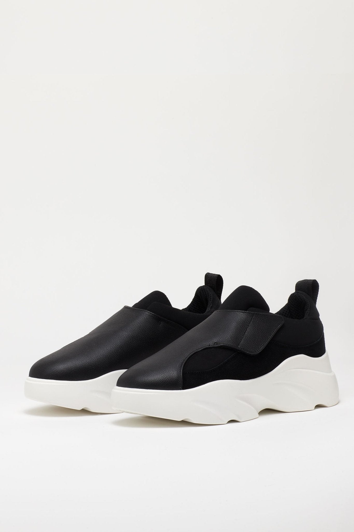 Slip On Sneakers - Magnlens